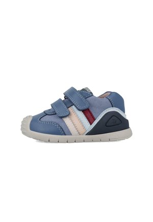 Scarpe per bambini in blu e grigio, realizzate in suede e pelle, con cinturini in Velcro, strisce multicolori e suola in gomma texturizzata.