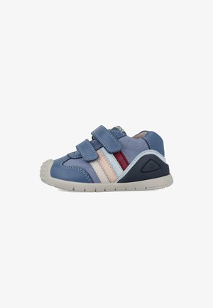 Zapatos para toddlers en azul y gris, confeccionados en materiales de ante y cuero, con correas de Velcro, rayas multicolores y una suela de goma texturizada.