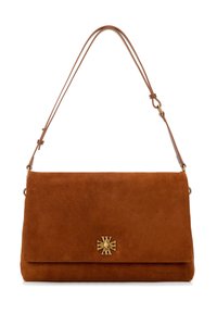 Brązowa zamszowa torba na ramię z magnetycznym zapięciem, złotą emblematyczną ozdobą i cienkim, regulowanym paskiem. Gładka tekstura i prostokątny kształt.