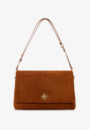 Bruine suède schoudertas met een magnetische flap sluiting, gouden embleem accent en een dunne verstelbare strap. Gladde textuur en rechthoekige vorm.