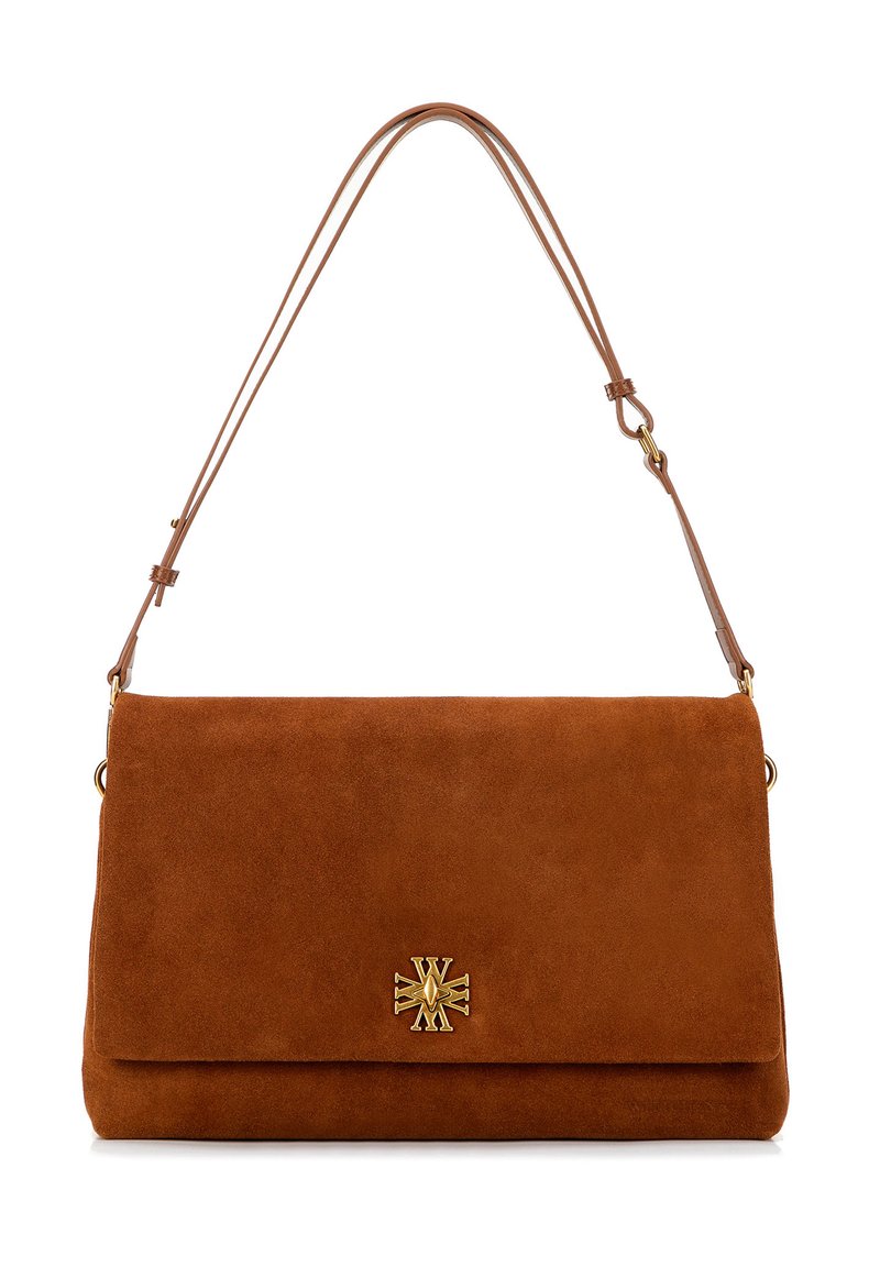 Brązowa zamszowa torba na ramię z magnetycznym zapięciem, złotą emblematyczną ozdobą i cienkim, regulowanym paskiem. Gładka tekstura i prostokątny kształt.