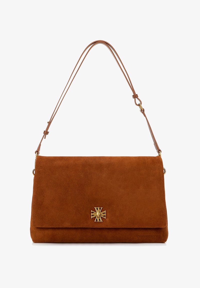 Brązowa zamszowa torba na ramię z magnetycznym zapięciem, złotą emblematyczną ozdobą i cienkim, regulowanym paskiem. Gładka tekstura i prostokątny kształt.