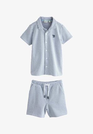 Světlomodrá a bílá vertikálně pruhovaná košile s krátkými rukávy na knoflíky s odpovídajícími šortkami se stahovací šňůrkou, vhodná pro běžné nošení.