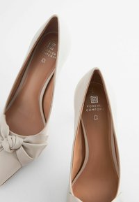 Next WIDE FIT FOREVER COMFORT MID COURT - Pumps - nude