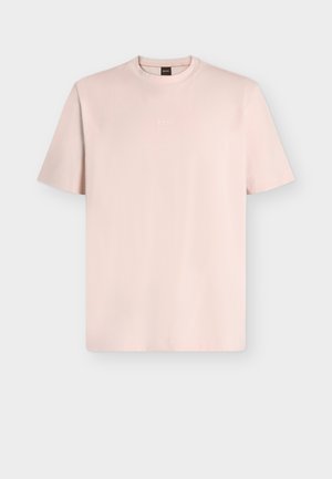 T-shirt rose clair à manches courtes et col rond avec petit logo blanc BOSS centré sur la poitrine sur fond uni.