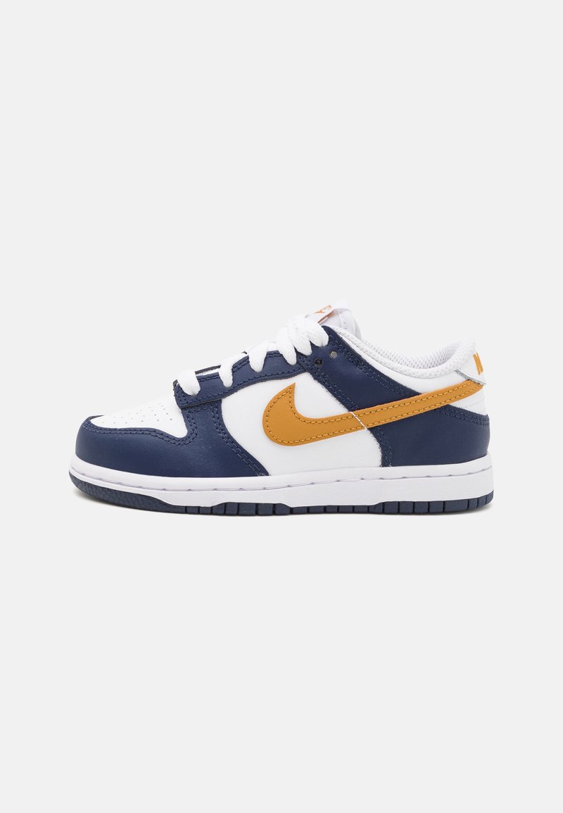Nike Sportswear DUNK LOW UNISEX - Tossud - white/wheat/midnight navy