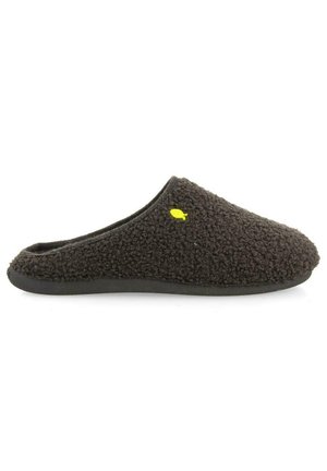 Pantufla negra de punto con superficie texturizada, diseño de tipo slip-on, suela de goma y un pequeño logo amarillo de acento en el lateral.