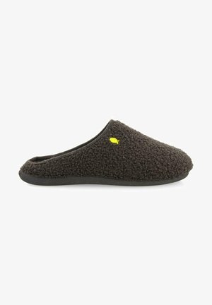 Pantufla negra de punto con superficie texturizada, diseño de tipo slip-on, suela de goma y un pequeño logo amarillo de acento en el lateral.