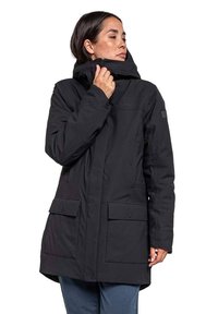 Schwarze isolierte Parka-Jacke mit Kapuze, vorderem Druckknopfverschluss, zwei großen Fronttaschen und einer glatten Stoffoberfläche. Logo auf der Brust.