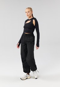 Even&Odd active MID RISE PARACHUTE JOGGERS WITH ADJUSTABLE CUFFED ANKLE
 - Pantalon classique - black