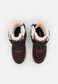 Bordeaux mid-top sneakers met faux fur voering, textuur suède en synthetisch bovenwerk, zwarte rubberen zool en gestreepte zwarte veters.