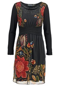 Czarna sukienka z długimi rękawami, z kolorową haftowaną florą w odcieniach czerwieni, zieleni i żółci na górze i spódnicy. Projekt zebranej talii.