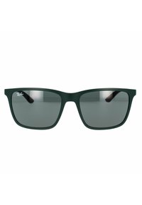 Occhiali da sole verde opaco con montatura rettangolare, lenti scure e discreto marchio Ray-Ban sul lato sinistro della montatura.