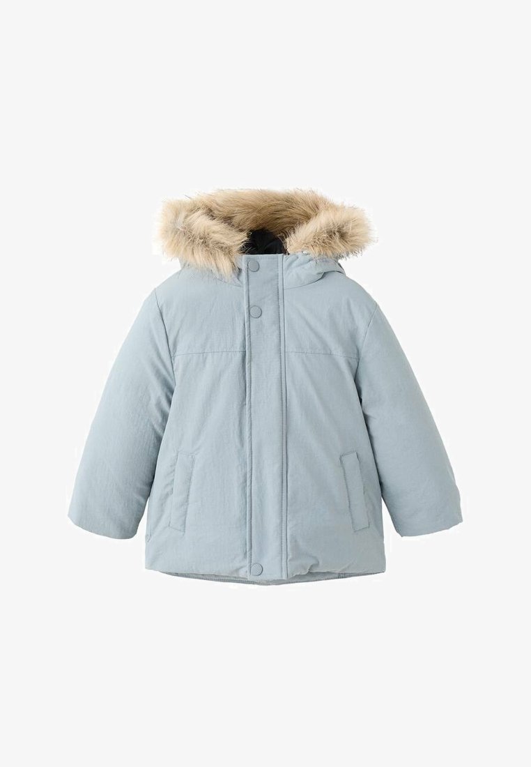 Hellblaues Puffermantel mit einer Kapuze aus Kunstfell, Druckknöpfen und zwei vorderen Taschen. Er hat eine glatte Textur und einen leicht übergroßen Schnitt.