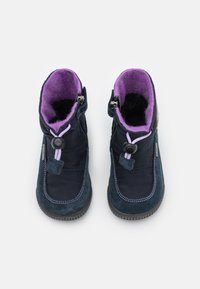 Mörkblå stövlar med lila filtfoder, med dragkedjestängning, snoddar och snörningar samt texturerad gummisula.