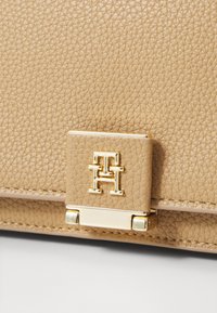 Tommy Hilfiger HER FLAP CHAIN - Cross body bag - khaki
