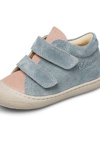 Chaussures en daim bleu et rose avec deux bandes Velcro réglables ; bout arrondi ; semelle en caoutchouc texturée ; détails cousus sur le dessus.