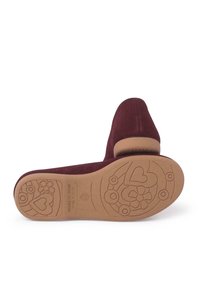 Zapato burdeos con un upper suave, puntera redondeada y suela de goma que presenta patrones decorativos de flores y corazones.