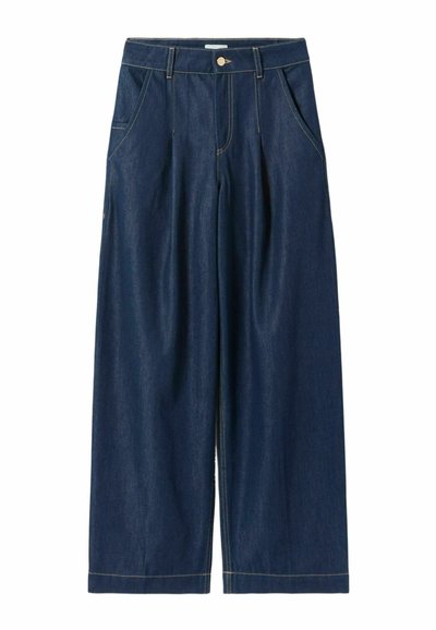 Pantalones de mezclilla de pierna ancha en azul oscuro con un diseño clásico de cinco bolsillos, pliegues frontales y costuras amarillas en contraste a lo largo de las costuras.