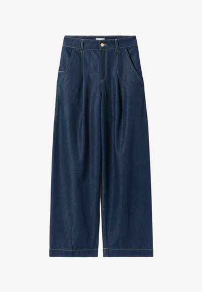 Pantalones de mezclilla de pierna ancha en azul oscuro con un diseño clásico de cinco bolsillos, pliegues frontales y costuras amarillas en contraste a lo largo de las costuras.