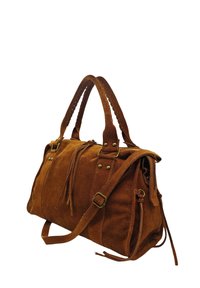 Sac à main en daim marron avec double poignée supérieure, bandoulière réglable et pampilles décoratives. Il possède des garnitures en laiton et des détails cousus.