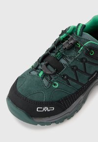 Grüner Wanderschuh mit einer Kombination aus Wildleder und Mesh-Materialien, abgerundeter Zehenpartie, wasserdichtem Design und einem sicheren Schnürsystem.