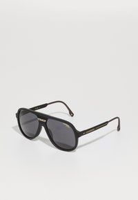 Ochelari de soare supradimensionați, de culoare neagră, cu lentile gri, având un finisaj mat, accente aurii pe brațe și un design elegant, geometric.