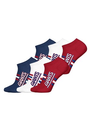 Tři páry kotníkových ponožek v námořnické modři, bílé a červené barvě, s sportovními pruhy a logem „GIANTS“ v bílém a modrém textu na každé ponožce.