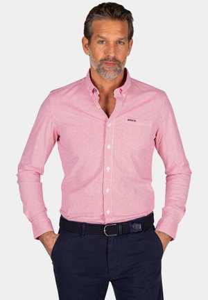 Rood en wit gestreepte button-down shirt met een zak, van katoen, met lange mouwen en een kraag, gecombineerd met navy broek en een geweven riem.