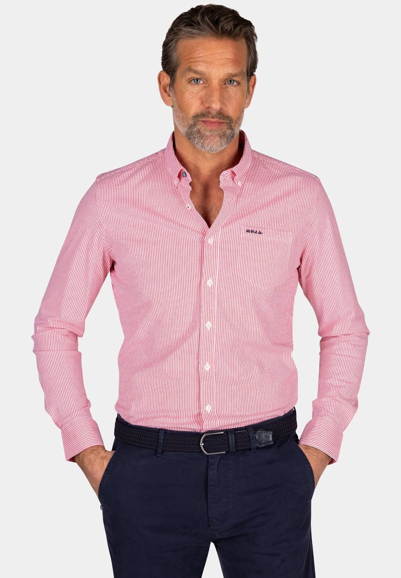 Rood en wit gestreepte button-down shirt met een zak, van katoen, met lange mouwen en een kraag, gecombineerd met navy broek en een geweven riem.