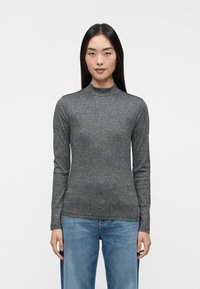 Grå langærmet top med høj hals, prydet med ribbet tekstur og metaltråde, der skaber en subtil glimmer-effekt.