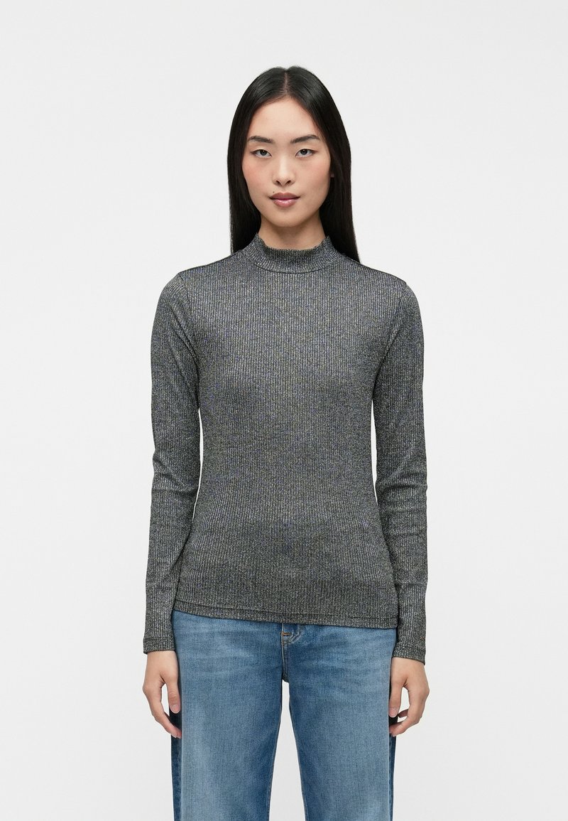 Grå langærmet top med høj hals, prydet med ribbet tekstur og metaltråde, der skaber en subtil glimmer-effekt.