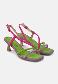 Strappy High-Heelsandalen aus grünen, rosa und lila Wildleder, mit quadratischer Zehenpartie und einem kurzen, klobigen Absatz.