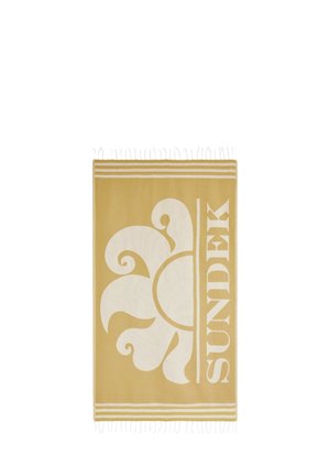 Asciugamano rettangolare giallo e bianco con grafica di un sole stilizzato e la parola "SUNDEK" in verticale lungo il lato destro, bordi frangiati.