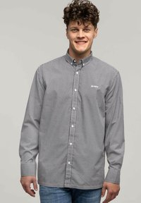 Czarna i biała, szachownicowa, długorękawowa koszula z kołnierzykiem zapinanym na guziki, z małym logo na lewej piersi i gładką bawełnianą fakturą.