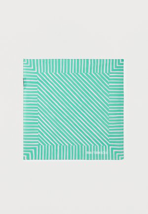 Négyzet alakú sál, zöld és fehér átlós csíkokkal, melyek keretmintát alkotnak egy lapos, fehér háttéren.