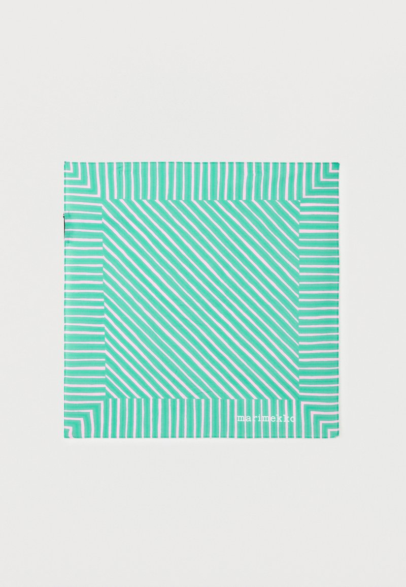 Kwadratowy apaszka z ukośnymi zielono-białymi paskami tworzącymi wzór ramki na płaskim białym tle.
