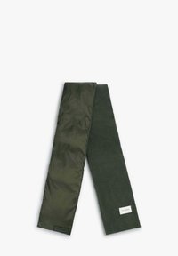 Bufanda verde hecha de un tejido liso y brillante en un lado y tejido texturizado en el otro, con un pequeño parche de logo en el lado texturizado.