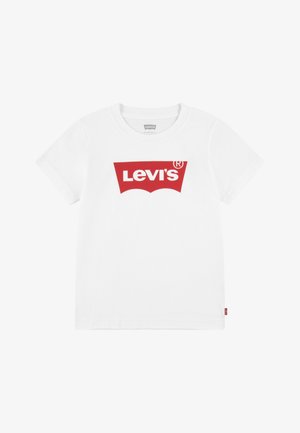 Bijela pamučna majica kratkih rukava s crvenim Levi's logotipom u zakrivljenom dizajnu. Kratki rukavi, okrugli izrez i mali crveni oznaka sa strane.