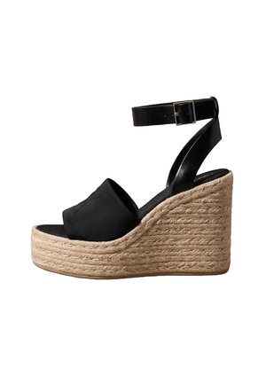 Sort kilehælssandal i stof med ankelrem, spænde og tyk sål i flettet reb.