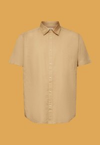 Chemise beige à manches courtes avec col, présentée sur un fond orange uni.