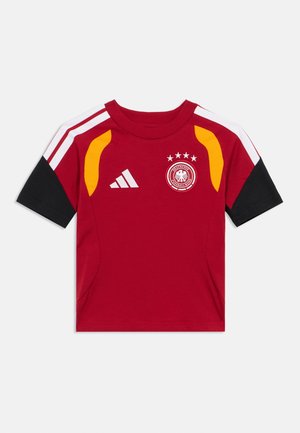Maglia da calcio rossa a maniche corte con maniche nere, strisce bianche, dettagli gialli, logo Adidas e stemma del Deutscher Fußball-Bund con quattro stelle.