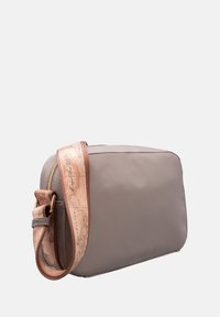 Borsa grigia a tracolla dalla forma rettangolare, con texture liscia, cerniera dorata e una tracolla decorata con un motivo a mappa.