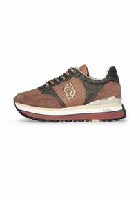 Sneaker marroni e neri con mesh e suede, caratterizzati da una parte superiore decorata, dettagli metallici, una suola intermedia bianca e rossa e una suola esterna in gomma leggera.