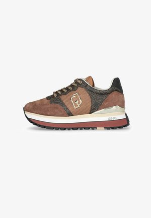 Sneaker marroni e neri con mesh e suede, caratterizzati da una parte superiore decorata, dettagli metallici, una suola intermedia bianca e rossa e una suola esterna in gomma leggera.