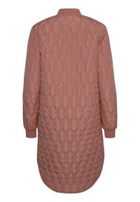 Manteau long matelassé rose poussière avec motif en losanges, poignets côtelés et ourlet arrondi, vu de l'arrière.