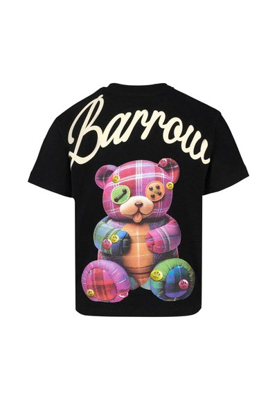 Zwarte t-shirt met korte mouwen, voorzien van een kleurrijke ruitbear-graphic met knopen. "Barrow" is gedrukt in grote, vetgedrukte letters.
