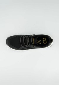 Černá sportovní bota s síťovinovým svrškem, šedými šňůrkami, zlatým logem uvnitř a bílou podrážkou s hladkým povrchem.