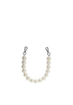 Chaîne de perles blanches rondes avec fermoirs argentés à chaque extrémité pour fixation à un accessoire ou un vêtement.