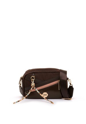 Bolso pequeño bandolera marrón oscuro con cremallera diagonal, lazo decorativo de cuerda, correa ancha ajustable y logo y herrajes en tono dorado.